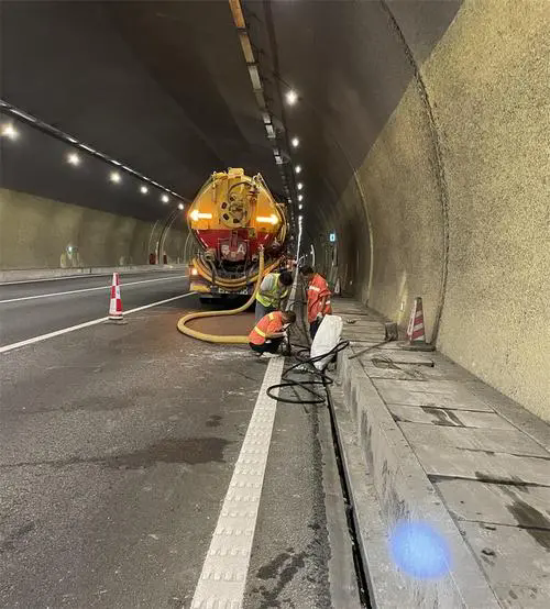 东源隧道排水渠清淤